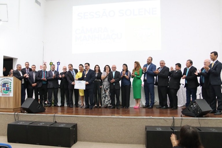 Câmara homenageia personalidades e instituições em sessão solene