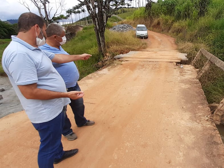 Vereadores de Manhuaçu verificam estrutura de ponte a fim de atender pedido da comunidade